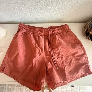 Alo Alumni Shorts in Salmon